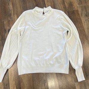 Sioni, white puffed sleeves sweater.
